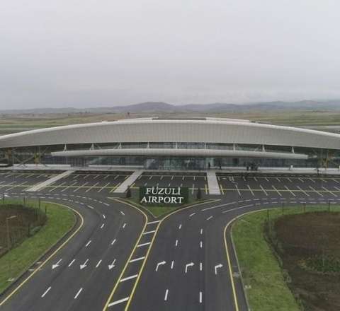 Aeroportda 20 min dollar tapdı,  3 minini dilənçilərə payladı