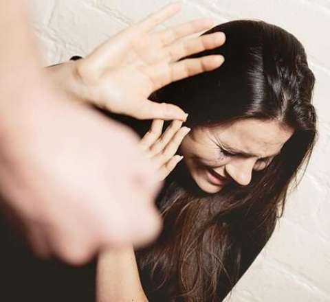 Lənkəranda kişi sinif yoldaşına zəng edən arvadını döydü 