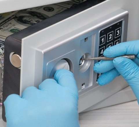 Fransada nazirin evi qarət edildi 