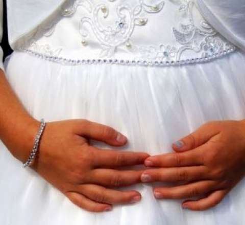 Toy mərasiminin qarşısı alınan 14 yaşlı qızı məktəb buna görə qəbul etməyib 