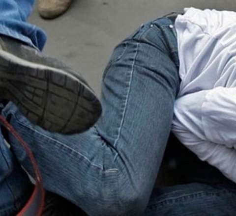 İki arvadı ilə birləşib qonşusunu döydü 