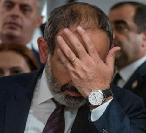 Kilsədə insident: Paşinyana yumruq atdılar  - VİDEO