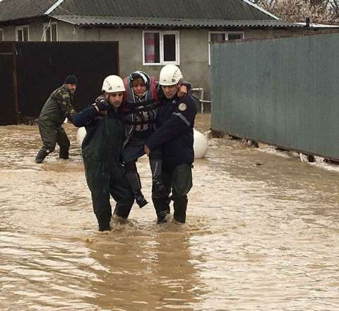 Bakıda leysan: qəsəbələri su basdı, azyaşlı yaralandı - VİDEO 