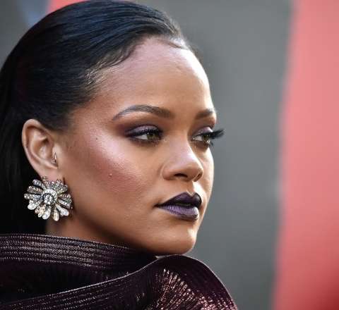 Rihanna gizlincə nikaha girib? 