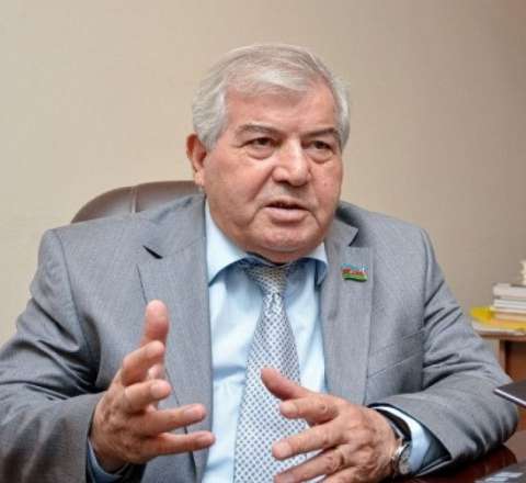 Valideynlər rusdilli məktəb üçün “yaxasını cırır” - Xalq şairi