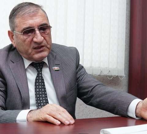 Deputat bahalaşmadan gileyləndi 