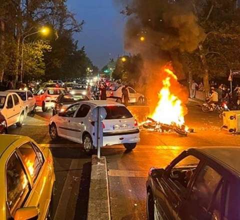 Məşhəddən ŞOK GÖRÜNTÜLƏR: İranda etirazların 12-ci günü - VİDEO 