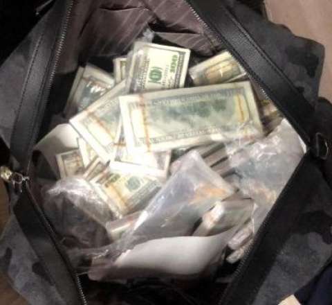 94 min dollar gətirmək istədi, 64 min manat cərimələndi 