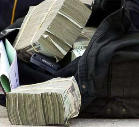 7 yaşlı qız anasına əsəbiləşib 88 min dolları pəncərədən atdı 