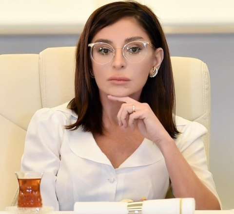 Özbəkistan prezidenti də Birinci xanımı təbrik etdi 