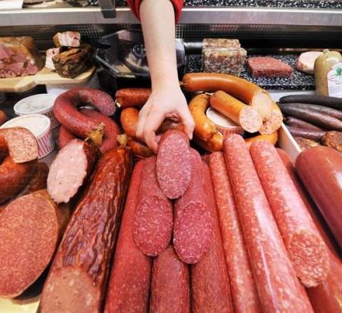 Marketdən aldığınız sosiskaların içindən çıxanlar dəhşətə gətirdi - VİDEO