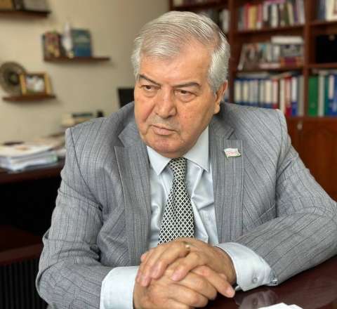 Sabir Rüstəmxanlıya qiymət oxuyan müğənni... 