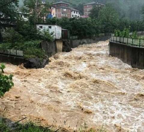 Mahaçqala su altında: insanlar binadan çıxa bilmir - VİDEO 