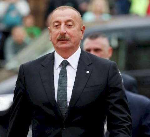 Prezident və xanımı Heydər Əliyevin memorial kompleksinin önünə gül dəstələri qoyublar 