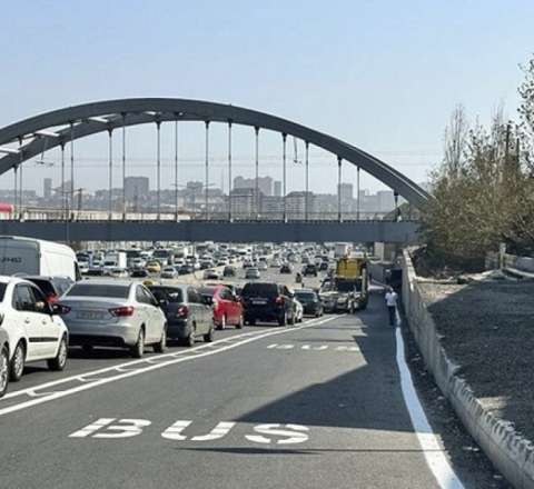 Sürücülərin nəzərinə: Bu yolda avtobus zolağı ləğv edildi - VİDEO