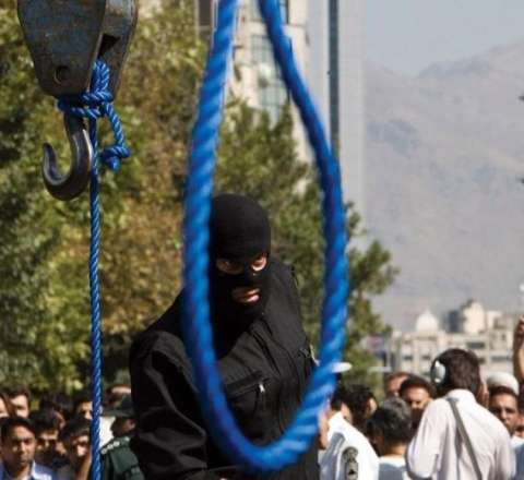 Qonşuda edam dalğası: Hər iki saata bir nəfər düşür... 