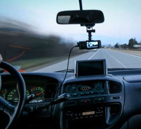 “Ayıq sürücü” qadın müştərinin pulunu oğurladı – Yolda yatıbmış 