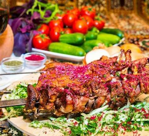 Bakıda restoranın qəribə menyusu: “Xoruz dəyməyən toyuq kababı” - VİDEO