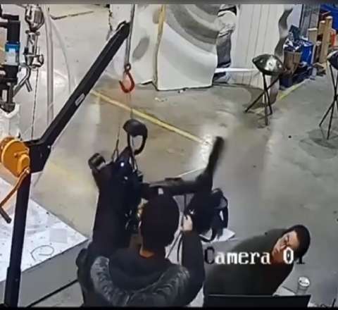 Çində robotun insanlara hücumunun  ANBAAN VİDEOSU