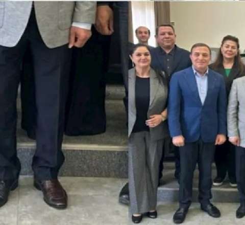 Xalq artisti ayaqqabısını taykeş geyindi -  FOTO