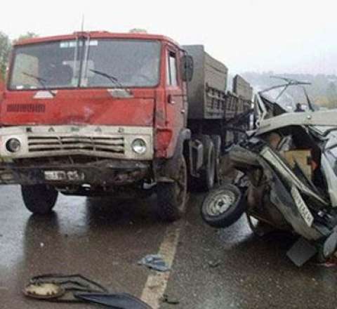 Minik avtomobili "KamAz"la toqquşdu - Ölən və xəsarət alanlar var