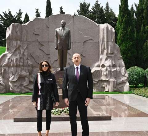 İlham Əliyev və xanımı Ulu Öndər Heydər Əliyevin məzarını ziyarət ediblər 