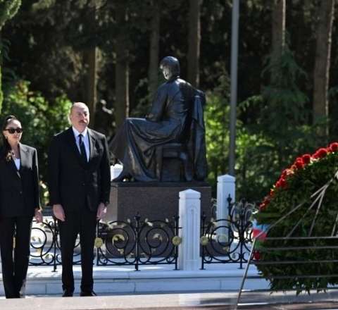 İlham Əliyev və xanımı Heydər Əliyevin məzarını ziyarət ediblər 