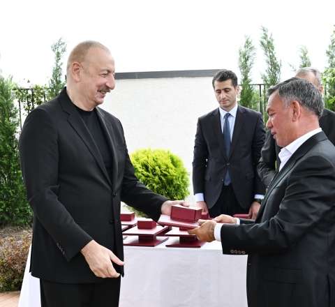 İlham Əliyev Kəngərli kənd sakinlərinə yeni evlərin açarlarını təqdim etdi 