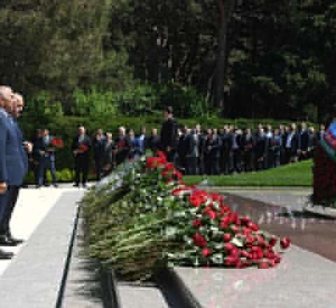 “Azərişığ”ın əməkdaşları və rəhbər heyəti Fəxri xiyabanı ziyarət edib - FOTO 