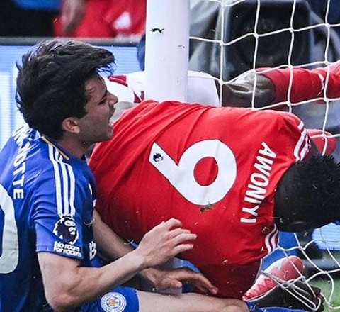 Dirəyə çırpılan məşhur futbolçu komaya düşdü 