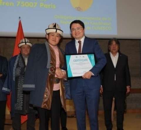 Qazax və qırğız aşıqları Parisdə oxudular  