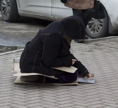 Bakıda dilənçinin yığdığı pul şoka saldı -  VİDEO