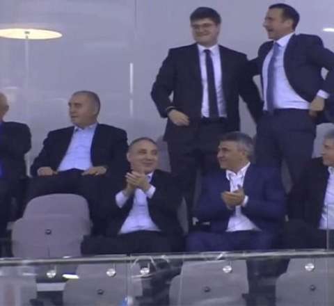 Dövlət rəsmiləri milli komandanın oyununu izlədi - Video 