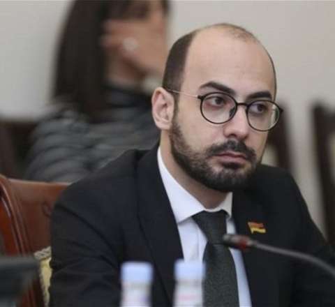 Ermənistanda hakimiyyət-kilsə qalmaqalı dərinləşir: Pozğun və rəzil... 