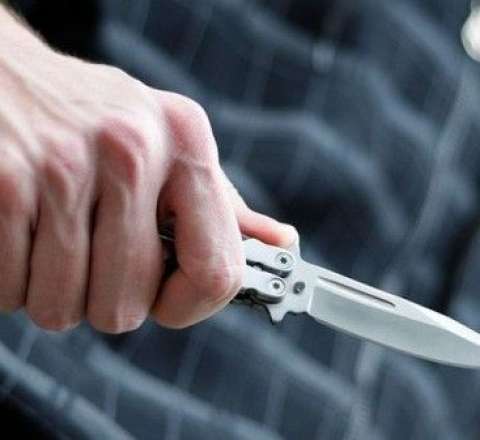 Qohumlar arasında dava qanla bitdi - Bir nəfər bıçaqlandı 