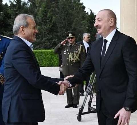 İlham Əliyev Pezeşkianla danışdı 