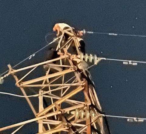 İçkili vəziyyətdə elektrik dirəyinə çıxdı - Qəsəbə işıqsız qaldı 