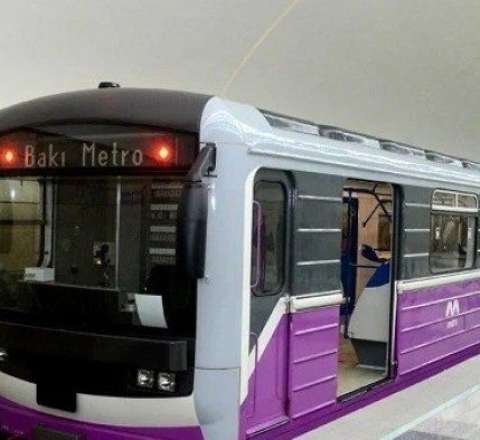 Bakı metrosunda HADİSƏ - Tələbə qatar yoluna düşdü 