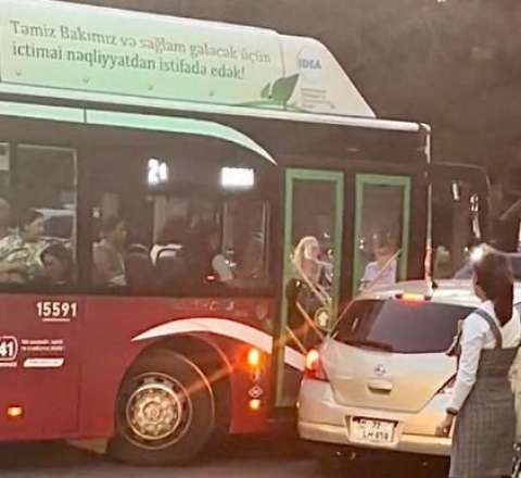 Minik avtomobili “BakuBus”a çırpıldı -  VİDEO