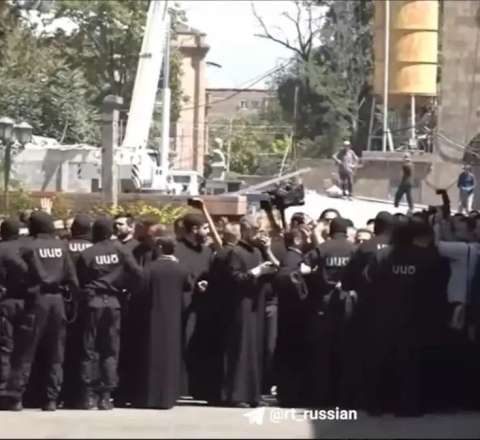 Ermənistanda xüsusi təyinatlılar kilsə başçısının iqamətgahına daxil olub - VİDEO 