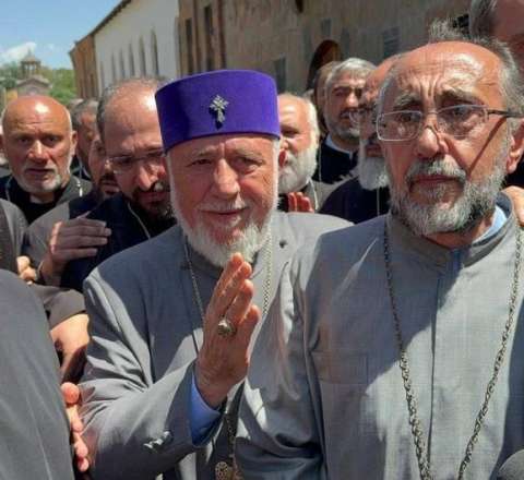 Arxiyepiskop saxlanıldı, Eçmiədzində toqquşma başladı - FOTO 