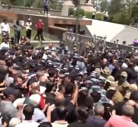 Eçmiədzində qarşıdurma - Ermənistanda nə baş verir? - Video 