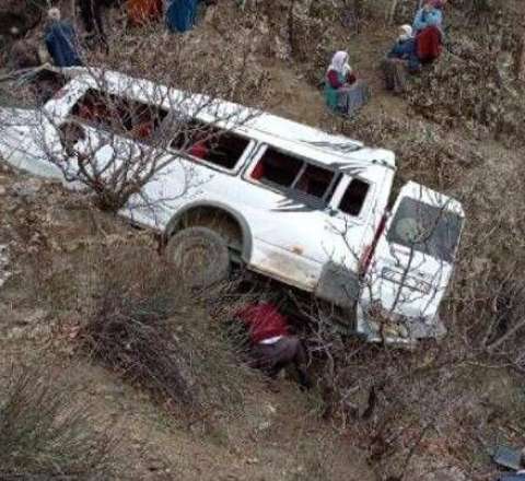Qusarda əcnəbiləri daşıyan mikroavtobus aşdı 