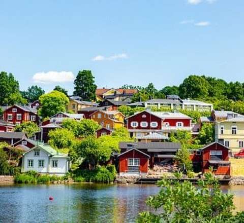 Finlandiya Rusiya ilə sərhədini bağlı saxladı 