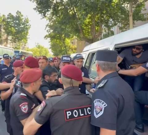Ermənistan İstintaq Komitəsinin binası ətrafında saxlanılanlar var 
