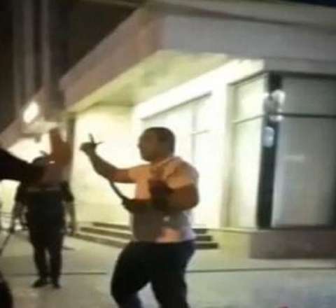 “Saxla” əmrinə tabe olmayıb polisi bıçaqla HƏDƏLƏDİ 