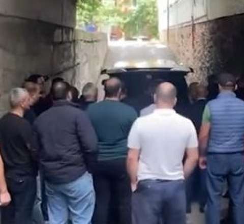 Döyülərək öldürülən azərbaycanlı qardaşların nəşi təhvil verildi - VİDEO 
