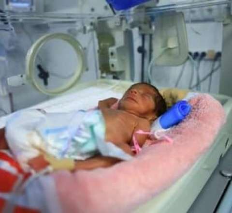 Anasının meyitinin yanında bir neçə gün keçirmiş körpə sağ qaldı 
