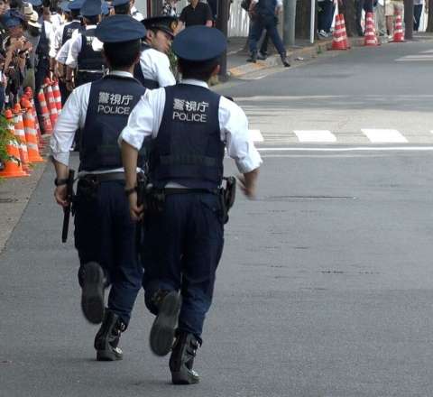 Əsəbləri pozulan kişi polis avtomobilini qaçırdı 