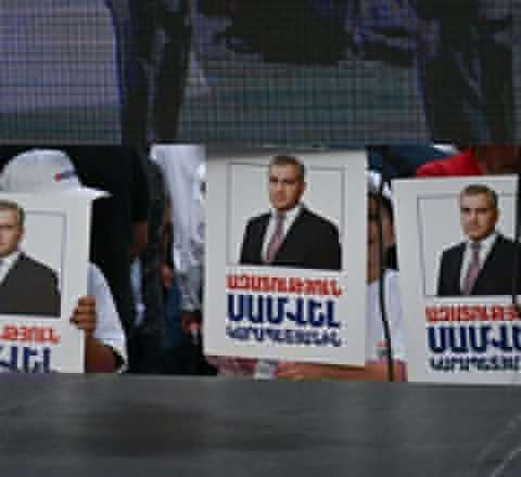 İrəvanda kütləvi yürüşlər: MTX binasında təhlükəsizlik gücləndirildi 